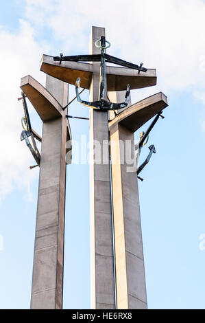 Tre Croci Memorial presso l'ingresso al cantiere di Lenin, Gdansk, in memoria di operai uccisi dalle autorità durante le proteste del 1970. Foto Stock