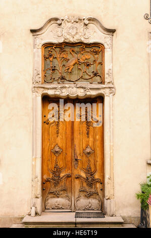 Riccamente intagliato porta in legno a Danzica, Polonia. Foto Stock
