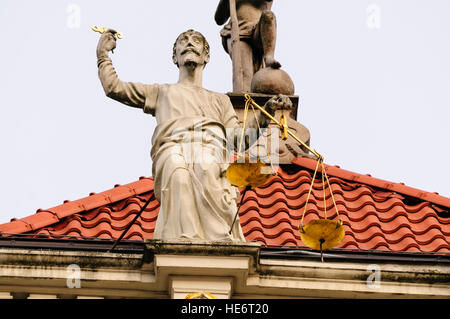 Statua di un uomo con scale di oro sul Golden Gate in Dluga, Dlugi Targ, Gdansk Foto Stock