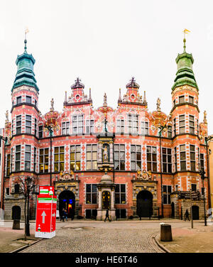 Grande Armeria (Wielka Zbrojownia), Gdansk, con una completamente restaurato fascade rosa con dettaglio guilded. Foto Stock