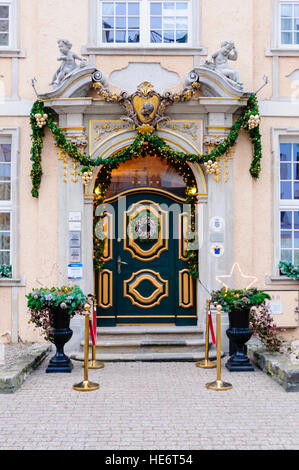 Riccamente decorato e dipinto porta in legno con decorazioni di Natale in Gdansk, Polonia. Foto Stock