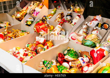 Le decorazioni di Natale in vendita su una bancarella al mercato di Natale, Gdansk, Polonia Foto Stock