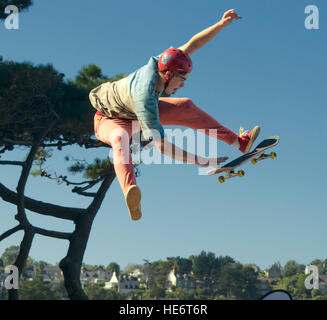 Skateboarde eseguendo una mezza aria trucco Foto Stock