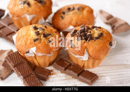 Muffin al cioccolato con ingredienti casalinghi intorno Foto Stock