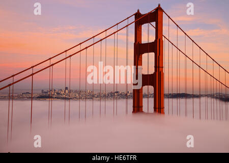 Prima Torre del Ponte Golden Gate nella nebbia Foto Stock