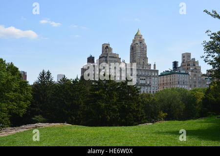 Un alto edificio edifici intorno a Central Park estate Foto Stock