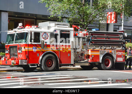 Camion dei pompieri in azione in un inferno di pollo, Manhattan, New York Foto Stock