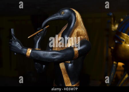 Thoth, l'antico dio egiziano di scrittura, la sapienza e la magia pone insieme al suo scrivano nel suo più famoso ibis forma. Foto Stock