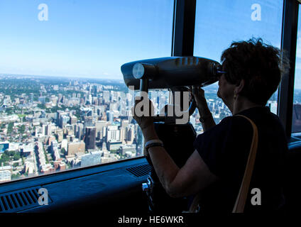 Tourist guarda alla vista dalla CN Tower a Toronto Foto Stock