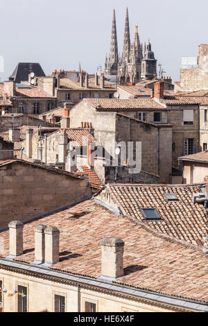 Guardando fuori sopra i tetti di Bordeaux verso il duomo. Foto Stock