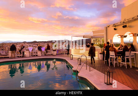 Terrazza sul tetto di AC Hotel Malaga Palacio a Malaga, durante il tramonto, Andalusia, Spagna. Foto Stock