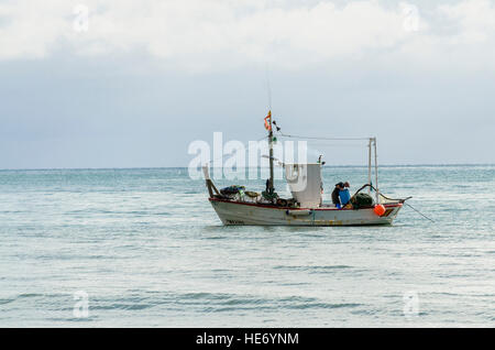 Solo singolo, piccola barca da pesca in mare mediterraneo, Andalusia, Costa del Sol, Spagna. Foto Stock