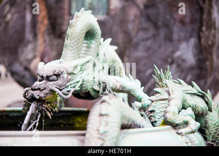 Dragon intitolata fontana vicino tempio Rinnoji in Nikko, Giappone Foto Stock