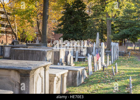 Vista del cimitero alla storica chiesa di Cristo Sepoltura, Philadelphia, PA, Stati Uniti d'America Foto Stock