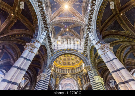 Navata centrale nella Cattedrale di Siena (in italiano: Duomo di Siena). Italia. Foto Stock