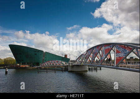 Il Nemo (Science) Museo, progettato sotto forma di una nave dall'architetto Renzo Piano sul lungomare in Amsterdam, Olanda. Foto Stock