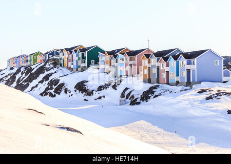 Colorate case Inuit in Nuuk costruito sulle rocce Foto Stock