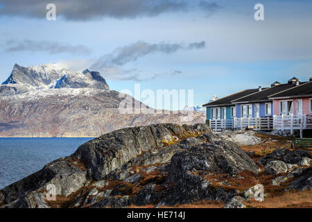 Colorate case Inuit in Nuuk costruito sulle rocce al fiordo Foto Stock