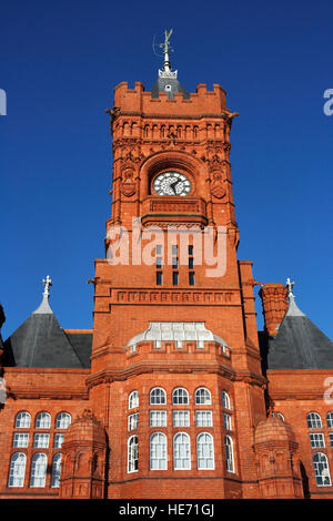 Torre dell'orologio dell'edificio Pierhead nella Baia di Cardiff, Galles, UK, monumento di primo grado Foto Stock