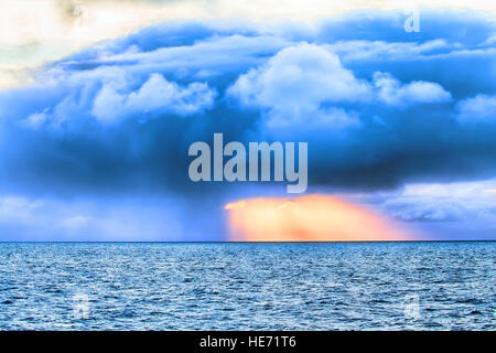 Contrastanti e mutevole del mare del Nord. Disturbando il tramonto prima della tempesta Foto Stock