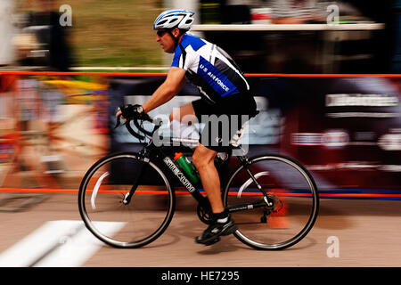 Stati Uniti Air Force Il Mag. Greg ricca partecipa a una manifestazione ciclistica durante i giochi del guerriero 2012 presso l'U.S. Air Force Academy in Colorado Springs, Colo., Aprile 30, 2012. Il guerriero giochi è un evento annuale che consente di feriti e ammalati e feriti i membri del servizio e i veterani di competere in sport paralimpico tra cui tiro con l'arco, ciclismo, tiro, seduta pallavolo, pista e sul campo, il nuoto e il basket in carrozzella. Val Gempis, U.S. Air Force Foto Stock