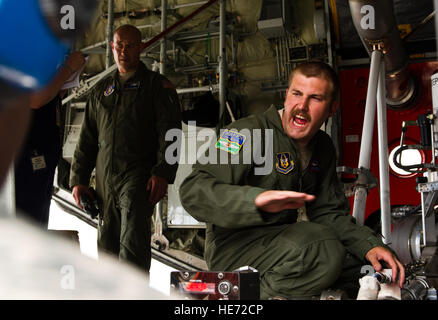 Stati Uniti Air Force Tech. Sgt. Chris Linquest, destra, un loadmaster con la 731st Airlift Squadron, 302nd Airlift Wing, carichi di ritardante del fuoco in un aria modulare del sistema antincendio (MAFFS)-in dotazione C-130 Hercules gli aeromobili a sostegno degli sforzi di estinzione in Waldo Canyon, Colorado Springs, Colo., 27 giugno 2012. Quattro MAFFS-velivolo dotato dal 302nd e 153Airlift ali è volato a sostegno dell'U.S. Forest Service. MAFFS è un self-contained antenna sistema di estinzione che può scaricare 3.000 galloni di acqua o ritardante del fuoco in meno di cinque secondi. Il Waldo Canyon fire, iniziato Giu Foto Stock