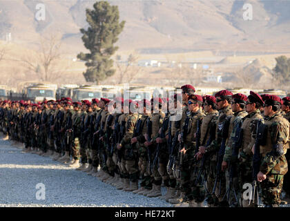 CAMP MOREHEAD, Afghanistan -- Afghan commandos stand in formazione durante la graduazione del 7° Commando Kandak gen. 21. I commandos sono stati addestrati da istruttori afgano e seguiti da Stati Uniti, francese canadese, giordani e Emirati Arabi Uniti forze per le operazioni speciali per fornire un rapidamente dispiegabile luce unità di fanteria alle forze di sicurezza nazionali afgane. ( ISAF comando congiunto U.S. Air Force Staff Sgt. Logan Tuttle ) Foto Stock