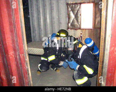 100624-F-5188L-001 Kabul, Afghanistan -- Su Giugno 24th, 2010, Afghan pompiere tirocinanti eseguito un obiettivo noto come procedure di ricerca. Lo scopo principale è per gli studenti di imparare a navigare all'interno di un edificio con visibilità ridotta e rimuovere anche una potenziale vittima dalla struttura. L'ESTINZIONE DI BASE Corso è insegnato da tre civili afghani istruttori contratto: Sayad Sardar Ahmad (Capo istruttore), Mohammad Zaher Anwari e Jalad Khan. Il corso è modellata dopo il Dipartimento della Difesa Comune di Fire Academy di Goodfellow Air Force Base in Texas. ( Capt. Robert Leese Foto Stock