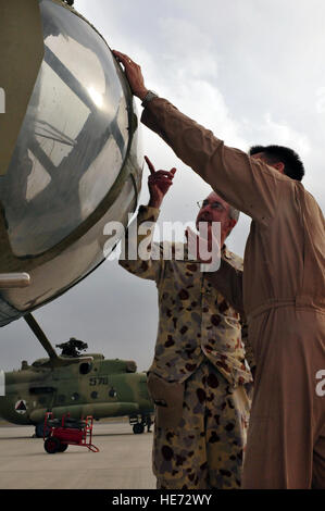 100404-F-5188L-001 Kabul, Afghanistan -- Il Mag. Gen. Brian potenza dell'Esercito Australiano , Senior consulente militare per la difesa afgano Ministro, visite con Col. Bradley Grambo, Commander, 438th Air Expeditionary Advisory Group, combinato di alimentazione Aria forza di transizione, sull'esercito nazionale afghano Air Corps base a Kabul, in Afghanistan il 4 aprile 2010. ( Cpt. Robert Leese/ ). Foto Stock