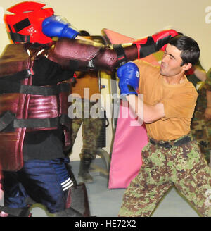 KABUL, Afghanistan - Capt. Fleming Jeffers del combinato di alimentazione Aria forza di transizione e di un esercito nazionale afghano soldato scambi colpi durante un evento di sparring il 31 maggio 2010. I soldati afgani sono parte della base aerea di difesa del suolo classe che sarà presto fornire protezione ai soldati dell'esercito nazionale afghano Air Corps a Kabul. Tech. Sgt. Mike Tateishi Foto Stock