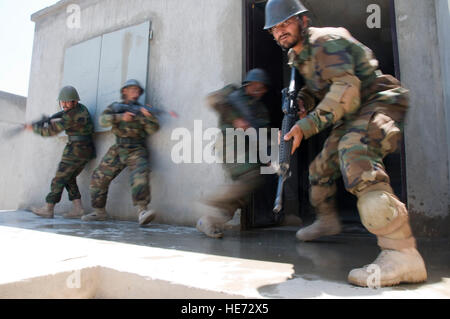 100510-F-1020B-006 Kabul - l esercito nazionale afgano tirocinanti di base condotta a operazioni militari nel Terreno urbano esercizio al militare di Kabul Centro formazione Maggio 8, 2010. Il guerriero di base corso di formazione è di 8 settimane a lungo e copre una imboscata di reazione e di recupero, IED rilevamento, operazioni di checkpoint, primo soccorso, armi fondamentali, combattivo, doganale e cortesie, diritto di guerra, regole di ingaggio e con le comunicazioni radio. Il personale Sgt. Sarah Brown/) Foto Stock