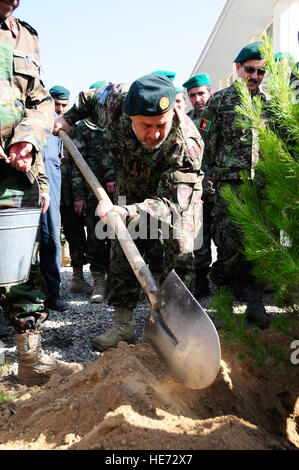 100324-F-1020B-059 Kabul - Generale Bismillah Khan Mohammadi, esercito nazionale afghano capo del personale, aiuta a piantare un albero nel corso di una cerimonia a Kabul International Airport Marzo 24. La ANA ha 280 alberi, donati da Camp Eggers e che sono stati acquistati con Ana fondi, per piantare intorno all'aeroporto. Il personale Sgt. Sarah Brown/) Foto Stock