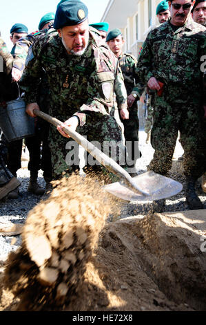 100324-F-1020B-055 Kabul - Generale Bismillah Khan Mohammadi, esercito nazionale afghano capo del personale, aiuta a piantare un albero nel corso di una cerimonia a Kabul International Airport Marzo 24. La ANA ha 280 alberi, donati da Camp Eggers e che sono stati acquistati con Ana fondi, per piantare intorno all'aeroporto. Il personale Sgt. Sarah Brown/) Foto Stock