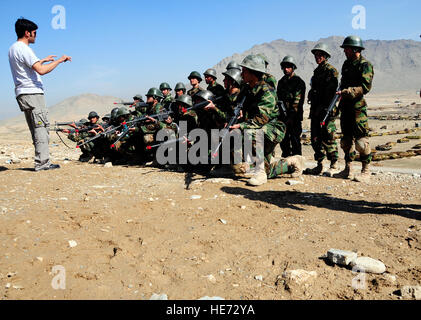 100308-F-1020B-092 Kabul - Aziz Zullah, un traduttore e istruttore dà una lezione di esercito nazionale afghano officer partecipanti al militare di Kabul, centro di formazione Marzo 8, 2010. Il funzionario di tirocinanti, nel loro settima settimana del 20 settimane di corso, stanno imparando la costruzione di procedure di cancellazione. Il personale Sgt. Sarah Brown/) Foto Stock