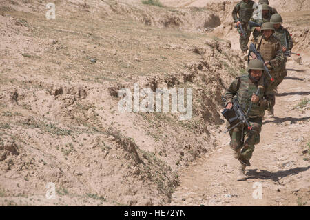 100527-F-1020B-001 Kabul - esercito nazionale afghano partecipanti eseguono una reazione di cecchino esercizio al militare di Kabul, centro di formazione Maggio 27, 2010. I partecipanti hanno manifestato la loro funzionalità per ADM. James G. Stavridis, Comandante supremo alleato in Europa e Comandante, Stati Uniti Comando europeo. I partecipanti, sia di ufficiali e soldati sono in settimana quattro di loro avanzato corso di combattimento e stanno imparando a lavorare come una unità coesa. Il personale Sgt. Sarah Brown/) Foto Stock