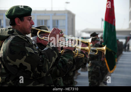 100114-F-1020B-031 KABUL - esercito nazionale afghano partecipanti eseguono presso la loro cerimonia di laurea al militare di Kabul, centro di formazione. Più di 900 soldati afgani si è laureato alla cerimonia, segnando il loro completamento con successo di otto settimane di corso. Il personale Sgt. Sarah Brown/) Foto Stock