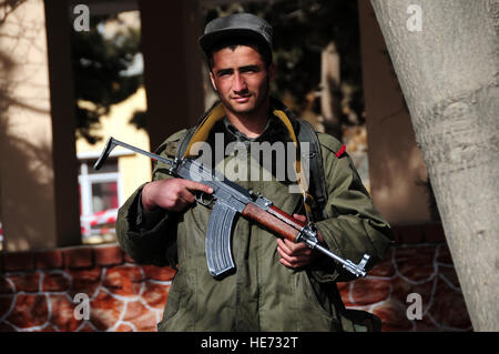100117-F-1020B-172 Kabul - una polizia nazionale afgana Accademia (ANPA) cadet sta di guardia durante un esercizio di formazione. Tradizionale ANPA cadet training è di tre anni, ma l'accademia ha recentemente creato un accelerato, corso di sei mesi a causa della domanda elevata per più agenti di polizia in tutta l'Afghanistan. L'ANPA treni di uomini e donne provenienti da più di 34 province. Il personale Sgt. Sarah Brown/) Foto Stock