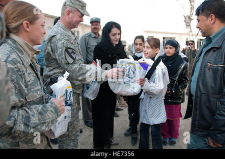 Stati Uniti Esercito Lt. Col. Michael Smith, NATO Training Mission - Afghanistan, mani di forniture scolastiche per le donne afghane gli studenti come parte del progetto di Kabul, il 4 dicembre. Progetto di Kabul è una scuola alimenta lo sforzo di donazione avviato da diversi media e alta scuola gli studenti di San Antonio. Più di 45 Stati Uniti e la NATO servicemembers e Polizia nazionale afgana ha lavorato insieme per trovare scuole nel bisogno e coordinare le visite. Le scuole femminili tipicamente ricevono meno finanziamenti e sostegno rispetto alle scuole per ragazzi. Foto Stock