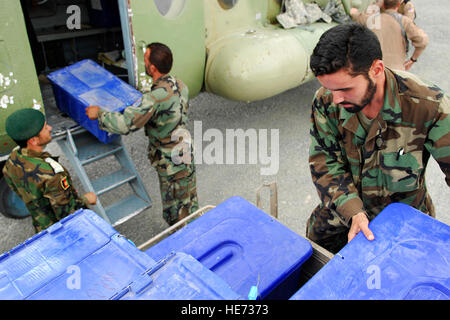 ORGUN FOB-E, Afghanistan - un gruppo di esercito nazionale afghano soldati scarico scrutini elettorali da un ANA Air Corps Mi-17 qui il Agosto 16. Il materiale elettorale era volato in dal PRT Sharana per garantire ai cittadini in località remote dell'Afghanistan sono in grado di votare alle prossime elezioni. Nel corso di una due giorni di periodo, ANAAC piloti e U.S. Air Force le guide dal 438th Air Expeditionary Advisor Group consegnato circa 10, 030 chilogrammi di scrutini, kit di polling, tavoli e sedie per remote località afghane a sostegno delle elezioni. Il personale Sgt. Thomas Dow) Foto Stock