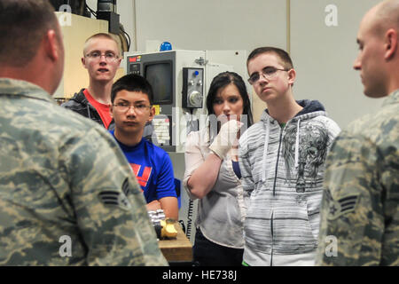 Senior Airman Kevin Fredenburg, 92Manutenzione metalli squadrone tecnico, mostra gli studenti dal lago di medici di alta scuola Junior ROTC una parte il negozio fatto da zero il 4 maggio 2015, a Fairchild Air Force Base, nello Stato di Washington Gli studenti sono stati in un tour della base che comprendeva fermate presso l'industria aerospaziale e fisiologia di funzionamento unità di addestramento, il 92Operations Support Squadron meteo in volo e il 92squadrone manutenzione tecnologia metalli volo. Airman 1. Classe Taylor Bourgeous) Foto Stock