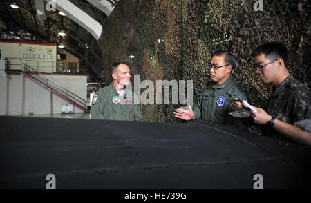 Lt. Col. Luca Lokowich, quinta ricognizione comandante dello squadrone e Repubblica di Corea Air force Lt. Gen. Jae-Bock Park, ROK Air Force Operations Command commander, discutere le caratteristiche della U-2 Dragon Lady's ali durante il generale del tour di immersione a Osan Air Base, Rok, 11 giugno 2014. Lokowich Parco informati sulle funzionalità della cellula e lui ha mostrato esempi di immagini U-2s sono in grado di catturare in volo. Airman 1. Classe Ashley J. Thum) Foto Stock