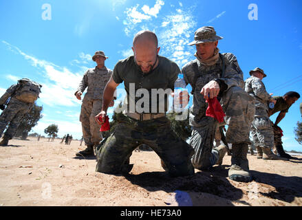 Un Spanish Legion soldato recupera con l aiuto di un U.S. Air Force sergente dopo essere stati esposti a Oleoresin Capsicum 'Pepe' spray durante un armi non letali classe come una parte di leone africano 16 a Tifnit, Regno di Marocco, 23 aprile 2016. Delle undici nazioni che partecipano all'esercizio annuale, un gruppo di militari statunitensi membri, Royal marocchino forze armate membri, Spanish Legion soldati e reale dei Paesi Bassi i soldati dell esercito vivevano in condizioni di campo e ha partecipato nel quotidiano la familiarizzazione con altra nazione tattiche per migliorare l'interoperabilità. Senior Airman Krystal Ardrey Foto Stock