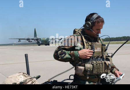 Senior Airman Payne, un controller di combattimento dal ventitreesimo Tattiche speciali Squadron, serve come il controllo del traffico aereo per campo Hurlburt, Florida come un Taloni II terre il 17 settembre 2004. La base ha ancora per tornare alla normale attività dopo il devastante uragano Ivan. (US Air Force Airman Prima Classe Kimberly Gilligan) () Foto Stock