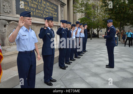 Col. Scott Manning, Università di Yale Air Force ROTC distacco 009 commander, dà il giuramento di arruolamento di nuovo ROTC cadetti a Yale, Sett. 6. Il nuovo distacco Yale apre ufficialmente, Sett. 21, con 38 cadetti da Yale corpo studentesco e diverse altre scuole locali. Michael Marsland) Foto Stock