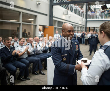 Brig. Gen. Trent Edwards Air Force Space Command direttore della gestione finanziaria e comptroller, presenta una fetta di Air Force torta di compleanno a 1Lt. Sarah Burnett sett. 16, 2016 presso la sede centrale AFSPC, Peterson Air Force Base, Co. Si tratta di Air Force tradizione per il Airman con la minor quantità di servizio per essere il primo ad avere una fetta di Air Force torta di compleanno. (U.S. Air Force foto/Tech. Sgt. David Salanitri) Foto Stock