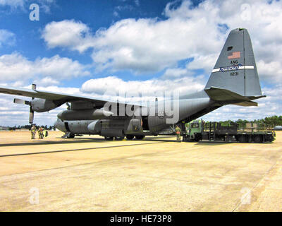 Membri del Kentucky Air National Guard's 123Airlift Wing arrivano al Gulfport Combat Readiness Training Center di Gulfport, Miss., il 21 marzo 2010, poiché si preparano a resistere le operazioni con membri di due altre unità, active-dovere Air Force 317Gruppo Airlift da Dyess Air Force Base in Texas e l'Air Force riserva settantesimo della porta dell'antenna squadrone da Homestead Air stazione di riserva, Fla. come parte di una prontezza operativa esercizio, tutte e tre le unità formata la 104th aria ala Expeditionary al teatro di fornire servizi di trasporto aereo a sostegno di una simulazione del Summit G8 di New Orleans. Foto Stock