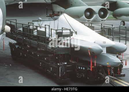 Un apposito telecomando rimorchio idraulico viene utilizzato per collegare un pilone portante sei AGM-86B aria-lanciato missili di crociera (A/cm) all'ala di una bomba 92parafango B-52G Stratofortress aeromobili. Foto Stock