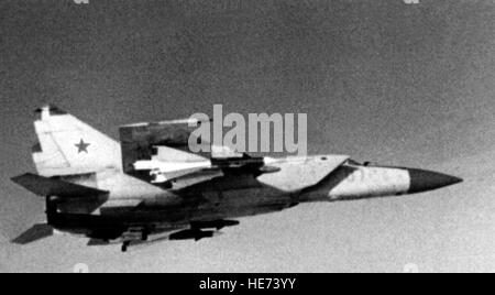 Un aria-aria - Vista laterale destra di un sovietico MiG-25 Foxbat interceptor aeromobili armati con quattro acre missili aria-aria. Foto Stock