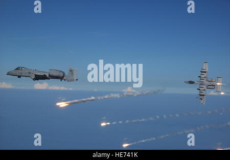 Una coppia di A-10 Thunderbolt II aeromobili dal venticinquesimo Fighter Squadron dispensare flares oltre la gamma su Osan Air Base, Corea, durante le pratiche per un'AIM Sidewinder air-air missile live-fire esercitare il 15 agosto 2006. Tech. Sgt. Jeffrey Allen) (rilasciato) Foto Stock