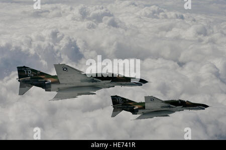 Comandante di combattimento aereo il comando Gen Ronald Keys e Lt Col J.D. Lee (destra), lungo con Maj Gen R. Mike Wordon, United States Air Force guerra Comandante del centro e Lt Col Michael Vaccaro (sinistra) volare F-4 fantasmi sull Oceano Atlantico durante il Gen chiavi volo finale Sept 28. Gen chiavi saranno di ritirarsi dal servizio attivo 1 Nov dopo 40 anni di servizio militare. (United States Air Force Photo by Staff Sgt Samuel Rogers) Foto Stock